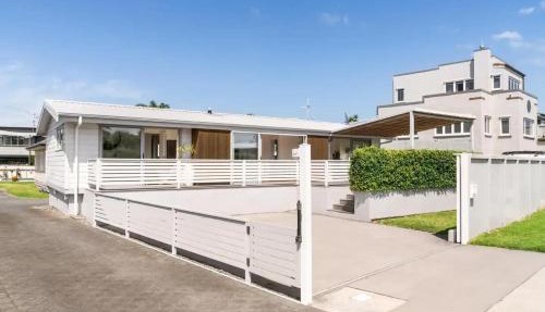 Peaceful Oasis near the Beach and Mount Mainstreet Shopping Centre