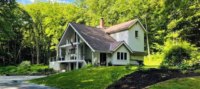 Peaceful riverfront house, dog-friendly, woodstove, decks, bbq, firepit, dock