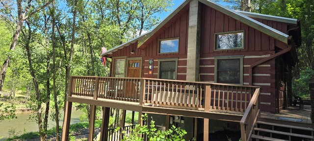 Peaceful Riverfront Log Cabin w/Hot tub near West Jefferson