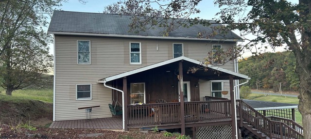 Peaceful, spacious farmhouse getaway with views, nature, hiking and biking