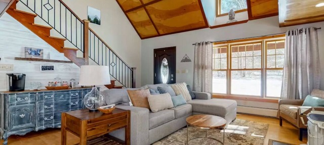 Peaceful tranquil cozy home tucked away in Madison
