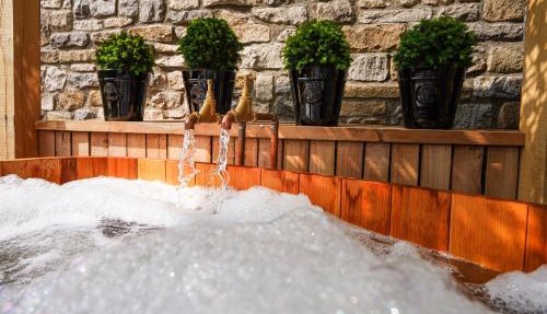 PEAK DISTRICT ROMANTIC Courtyard Loft, with Outdoor Japanese Whirlpool Bath