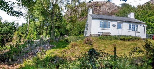 PENLAN, pet friendly, character holiday cottage in Beddgelert