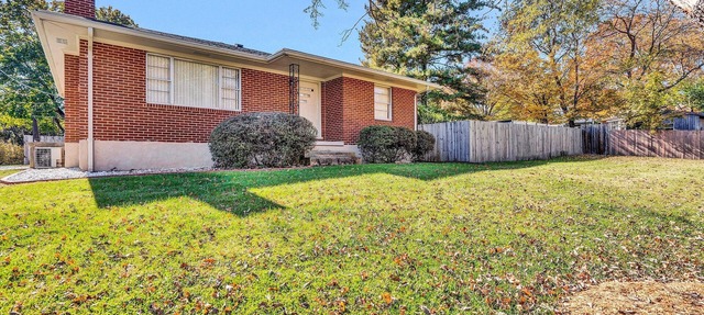 Pet-friendly and close to restaurants, shopping and hospitals