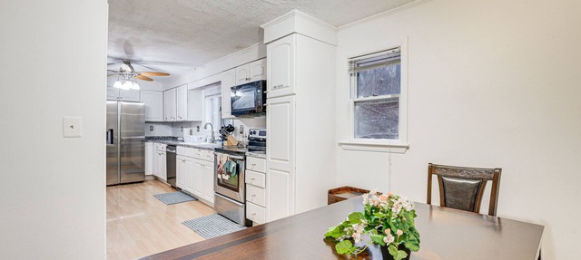 Pet-Friendly Burlington Home: 17 Mi to Boston!