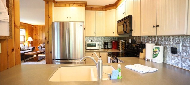 Pet Friendly Deluxe White Mountain Private Retreat for a memorable family vacation! (WV68T)