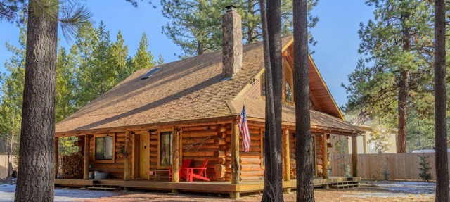 Pet Friendly, Fully Fenced, Luxury Log Cabin with Hot Tub near Sunriver!