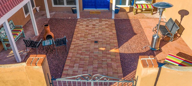 Pet-friendly house 35 minutes from ABQ airport; 45 minutes to Santa Fe; Artsy