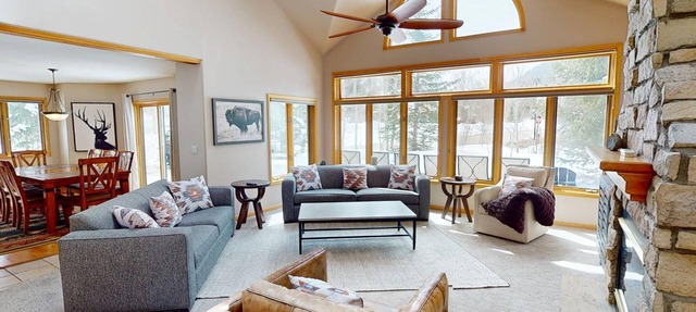 Pet Friendly, Private Hot Tub, Deck! BIG Home for Family/Teams. Near Events