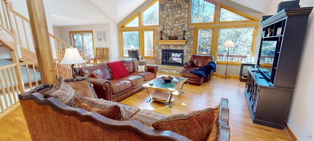 Pet Friendly, Private Hot Tub! Great for Gatherings, Teams. 2 Living Areas!