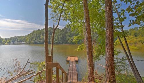 Pet-Friendly Toccoa Home with Deck and Lake Access!
