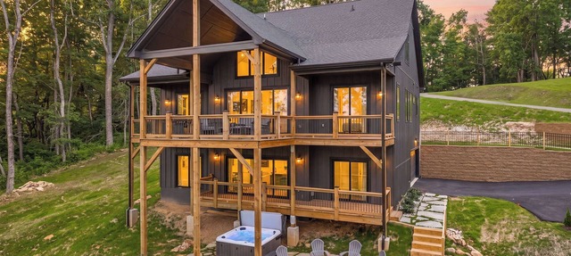 Phoenix Lodge - Killer Mountain Views, Hot Tub, Firepit + Sleeps 10