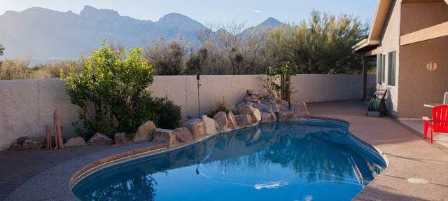 Piazza Rocca - private acre w/Pool, hot tub, 270 degree mountain views!