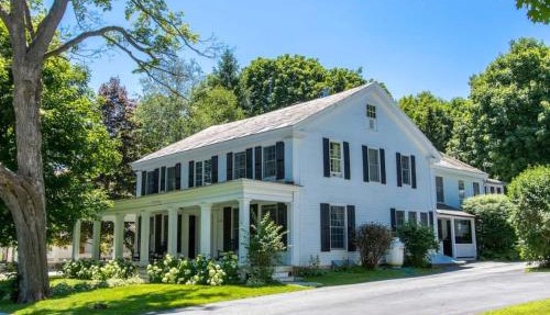 Picture Postcard Mansion in Manchester Village