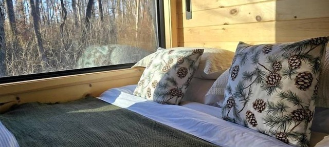 Pine: Serene Tiny House Nestled in the Woods in Quakertown for a Romantic Glamping Getaway in Pennsylvania
