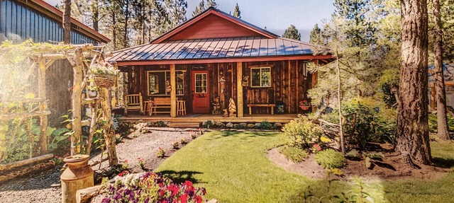 Pinecone Cabin, Couples and Family Retreat, hot tub, pet friendly, private!