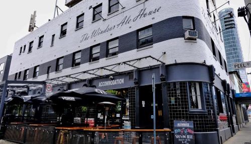 Pint On Punt Backpackers