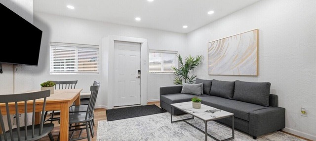 Pittsburgh/Millvale Modern & Cozy One Bedroom Apartment with Free Street Parking