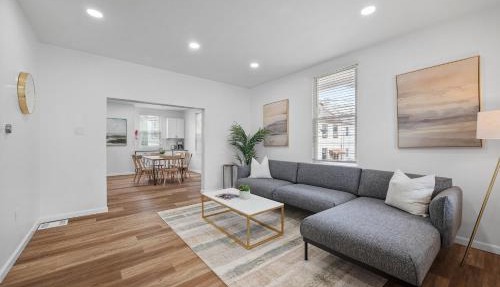 Pittsburgh Spacious and Modern Three Bedroom Apartment with Free Parking