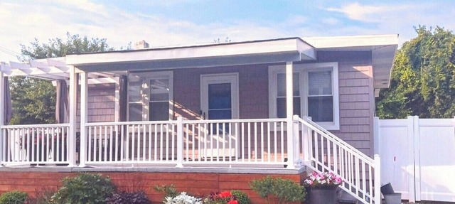 POOL + OUTDOOR MOVIES + FIRE PIT Paradise - Minutes to Beach!"