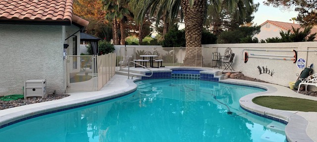 POOL &/SPA. 9 hole Mini putt in yard. Walk to Golf Course. 3 Bedrm, bungalow