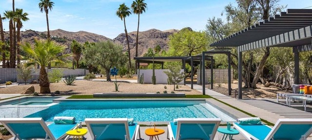 Poolside Mid-Century Paradise - Luxury Meets History: Iconic Architecture & Resort-Style Comfort