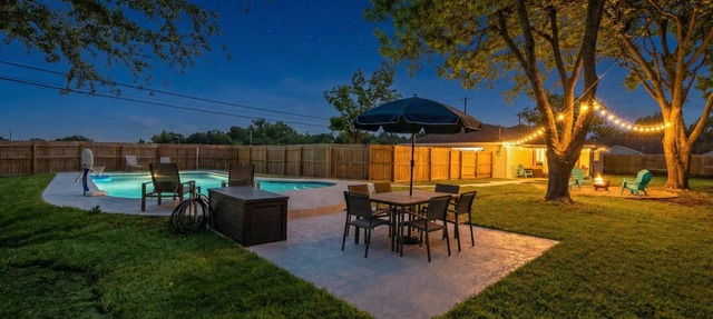 Poolside Paradise: Arcade & Firepit Fun