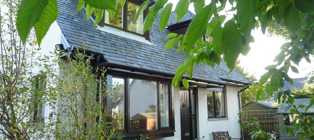 Popular Comfortable Well Equipped Cottage in Peaceful Ullapool Street w Parking