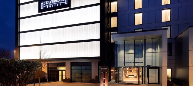 Practical 1 Bedroom Suite close to London Heathrow | Perfect for Business Travellers + Free Wi-Fi