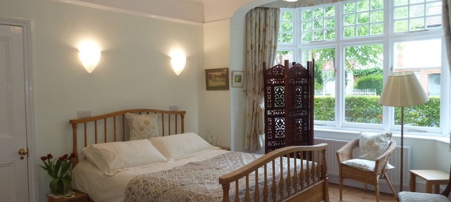Practical independent 1 bed apartment in leafy street of Hammersmith