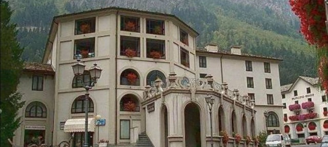 Pre Saint Didier in front of Terme direct shuttle Courmayeur
