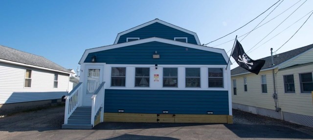 Premier, modern, fully renovated, Beach home.stroll to the beach in 3 minutes!