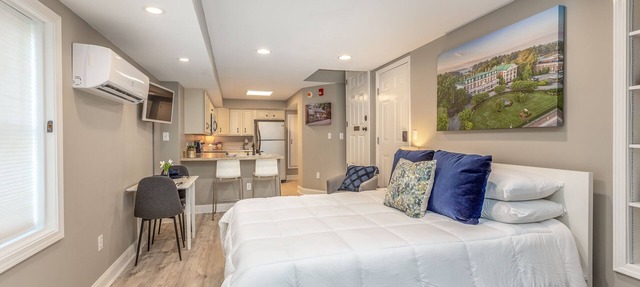 Premium Studio in Historic District, Walking Distance to Restaurants & Shops!