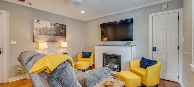 Premium Suite in Historic District, Walking Distance to Restaurants & Shops!