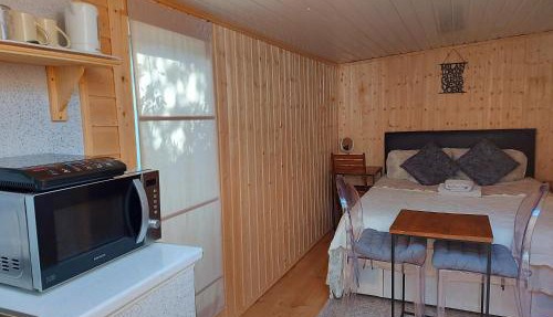Pretty Garden Guest Suite with Private Balcony and In-suite