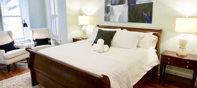 Prime Location & Pro Cleaned! Capitol Hill Union Station Sleeps 7 Parking x 2