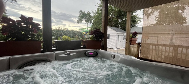 Pristine 3bed , 3bath 1 min walkto the beach water amusement park. Hot Tub 5 TVs