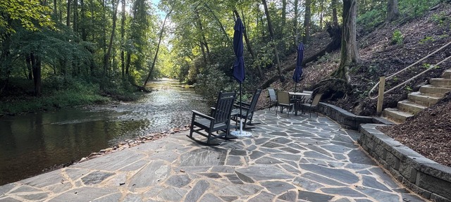 Pristine Riverfront Retreat in Wine Country with fire pit & large outdoor space