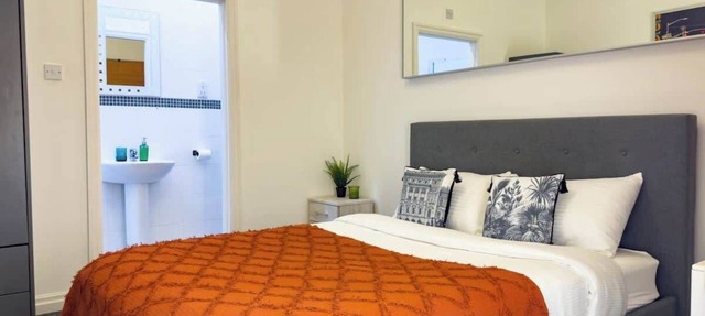 Private 2-Bed Duplex near Headingly w Parking