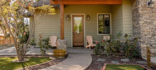 Private 2 bedroom apt in new craftsman ranch!
