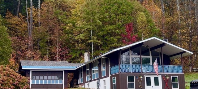 Private 30-Acre Chalet - Hot tub, Sauna, Trails