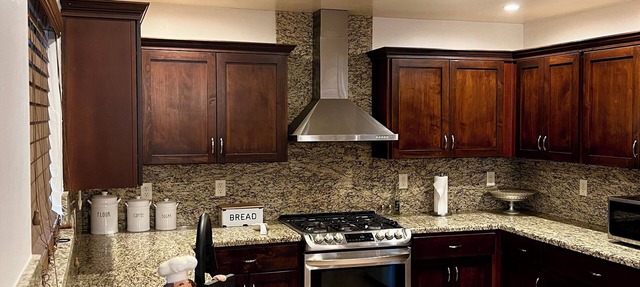 Private 4bd 2ba, Kbed, 5TVs, 2 65” tv, 6beds,AC, WiFi, 2 Story Home