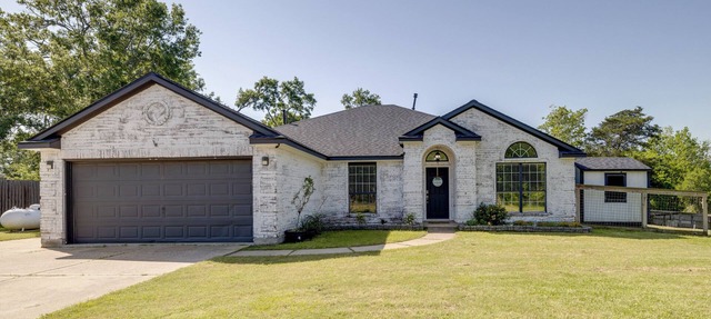 Private Acreage, Pergola & Fire Pit: Baytown Home