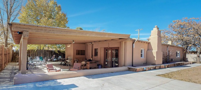 Private Adobe Haven: Gated Railyard Oasis with Outdoor Charm