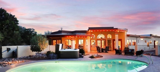Private beautiful oasis Over Looking Oro Valley Country Club, Oro Valley Country Club home with mag