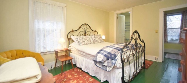 Private bed with En-suite bathroom Marigold Room