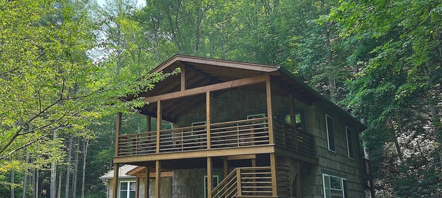Private cabin on River: Hot tub, Fire table, hiking & fishing in front yard, AT
