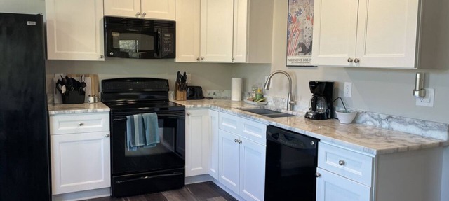 Private casita w/views of Pusch Peak, close to shopping, hiking & attractions.