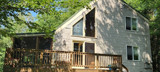 Private Chalet located 8 minutes from Mt. Snow and close to golf and hiking.