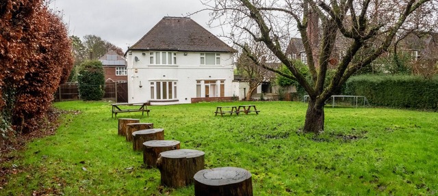 PRIVATE COMFORTABLE CONTRACTOR DETACHED LutonAirport WI-FI PARKING SPACIOUS